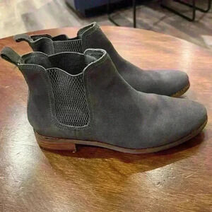 Tom’s women’s 8.5 Chelsea boot in Grey  suede